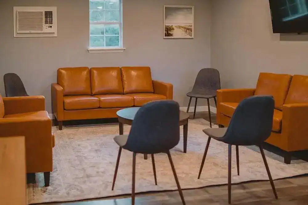 Group therapy room with seating arranged in a circle at Heartwood Recovery, a menonly addiction treatment program in Austin, Texas